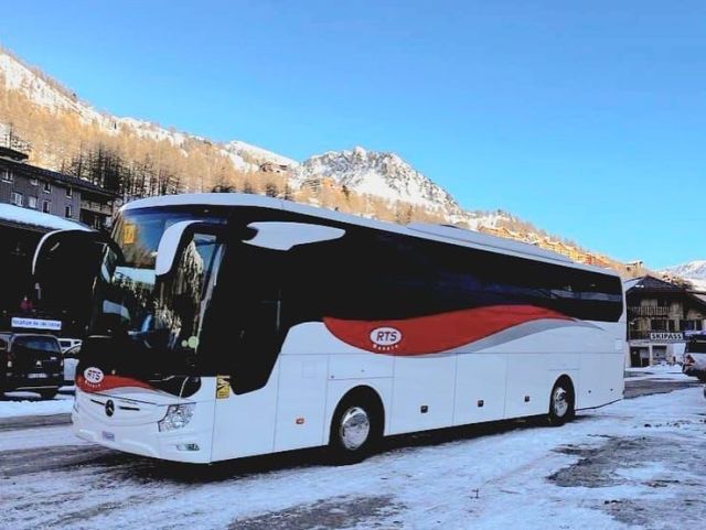 👉Whatever the time of year, our company will adapt its services to your requirements.

🚌 Our fleet of coaches and minibuses can drive you in all your events, even in the winter period.

❄️A relevant insight in pictures, with one of our bus in the @isola2000_officiel station.